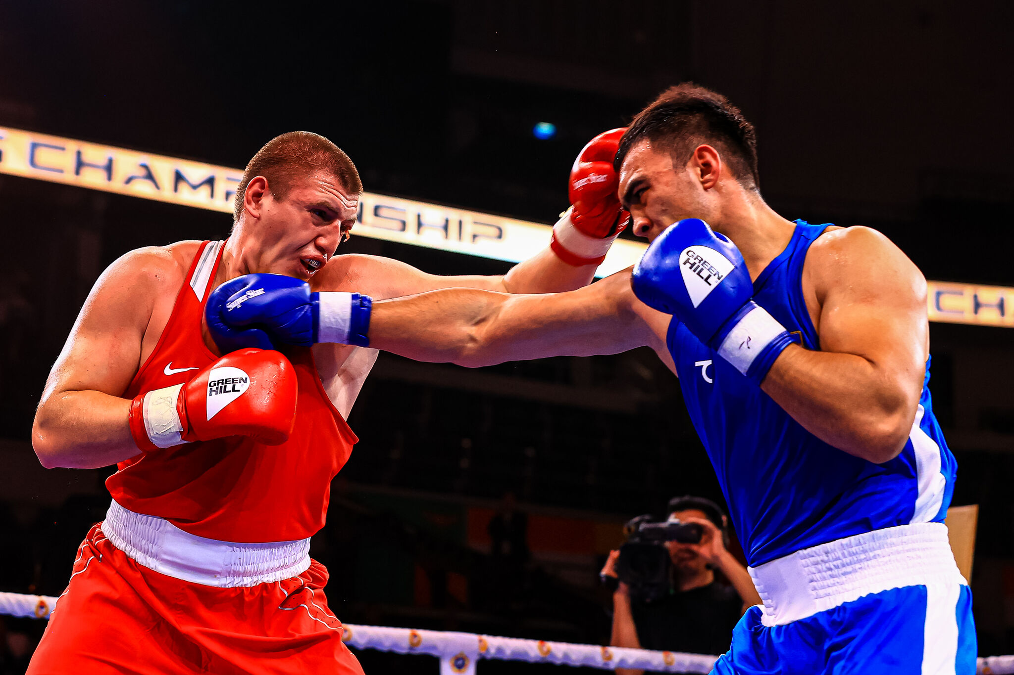 Moscow, Russia. 28th of November, 2013 Boxers fight for the title of world  Champions in the ring in the match of the World Chess Boxing Championship  in Moscow, Russia Stock Photo - Alamy