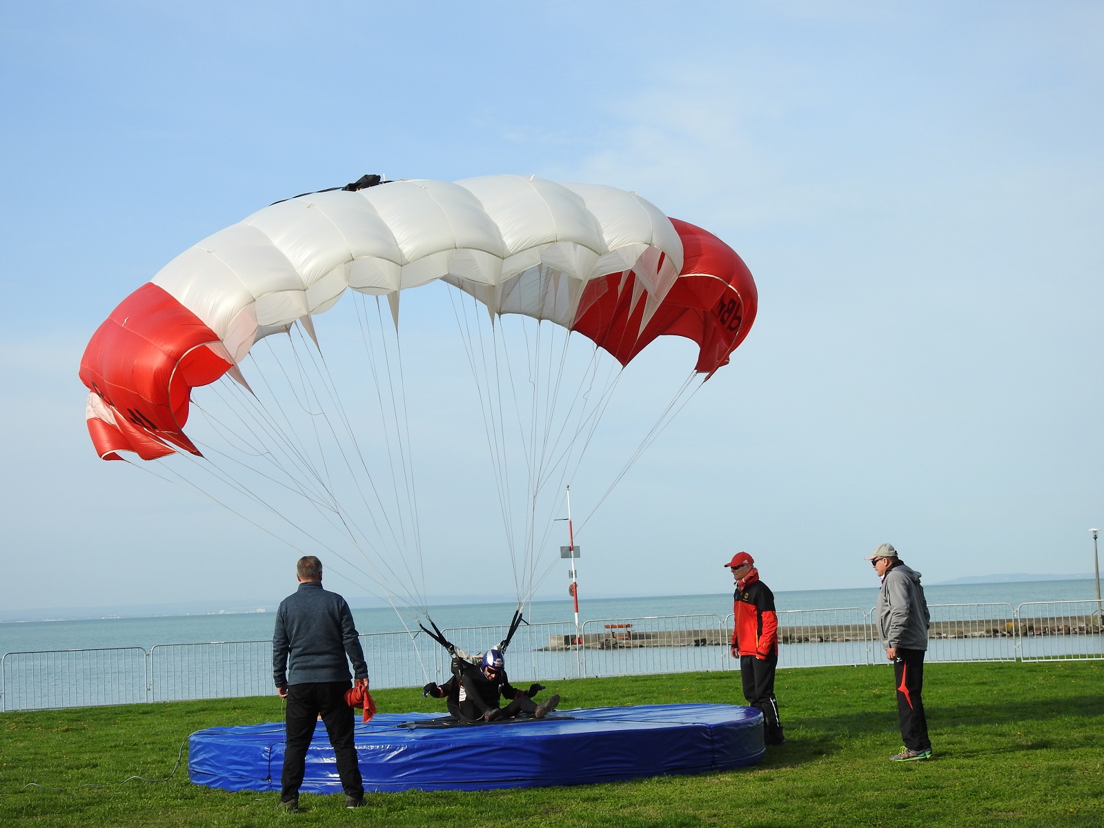 Hugary Parachute (9)