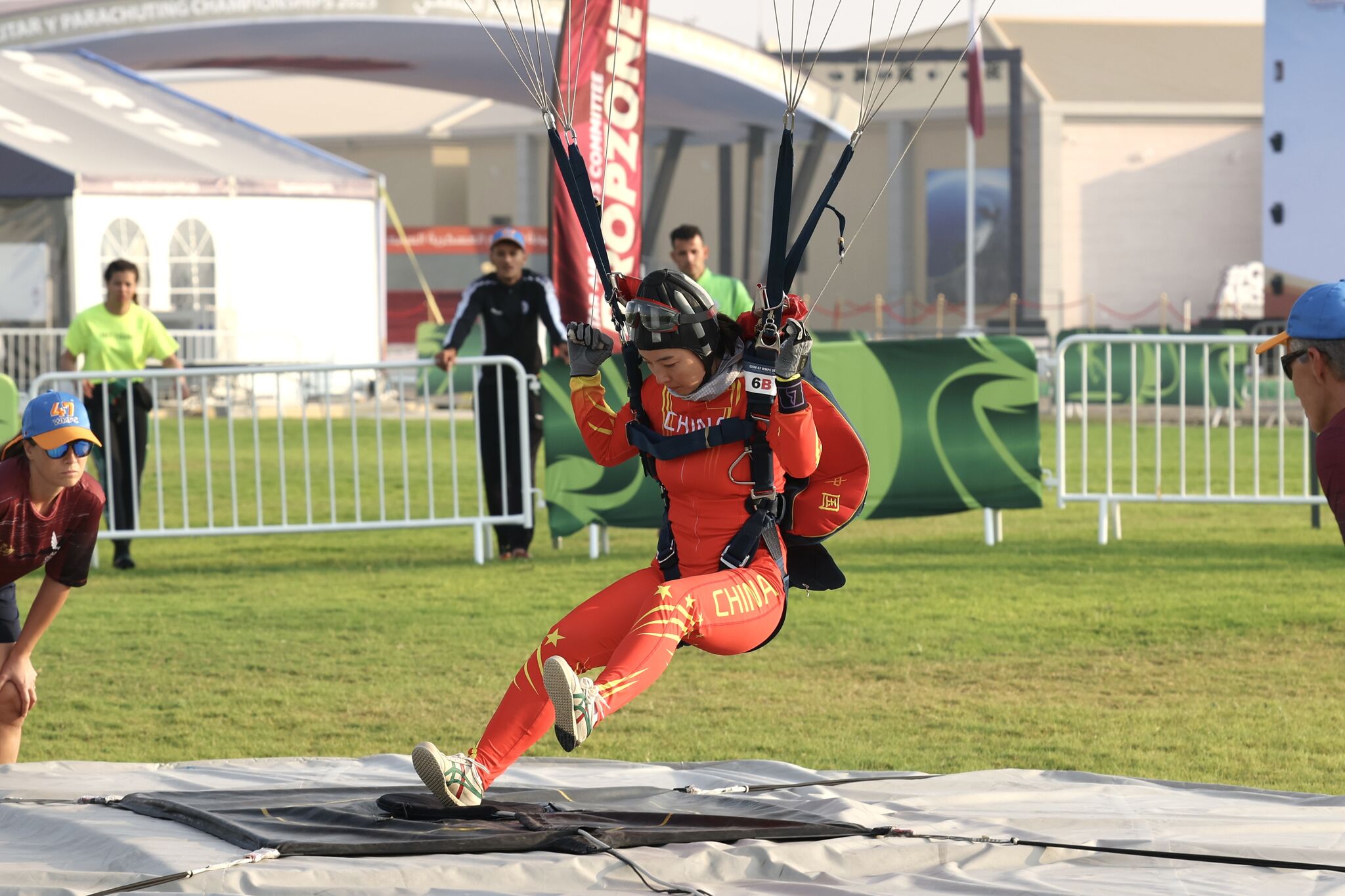 Parachuting news 2 (3)