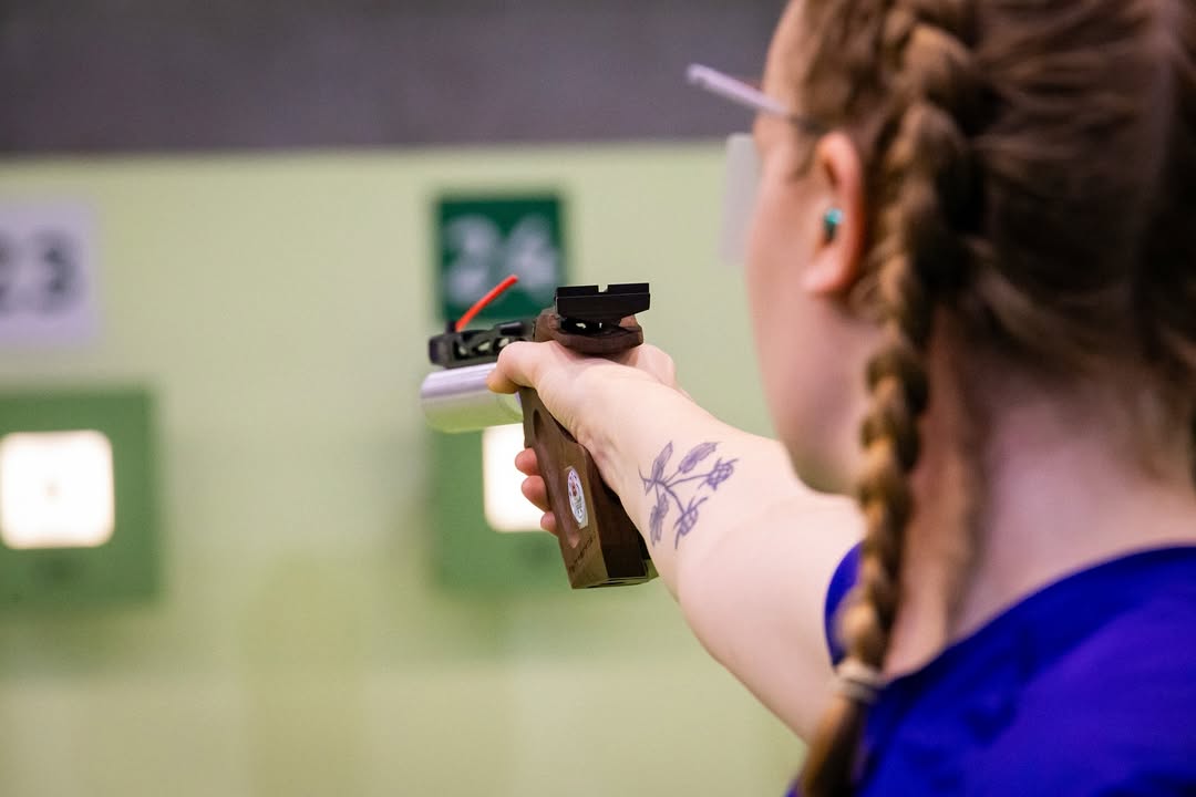 Tiro — bastidores da precisão.Olhares fixos, comandos claros, árbitros atentos. A organização ac (1)