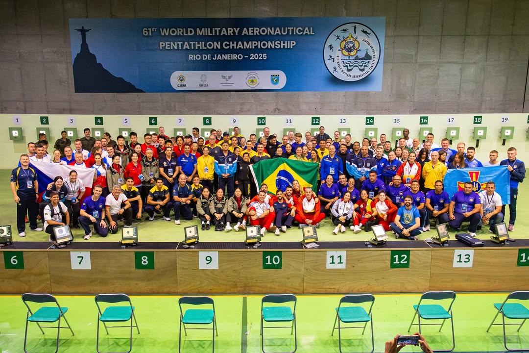 Tiro — bastidores da precisão.Olhares fixos, comandos claros, árbitros atentos. A organização ac (2)